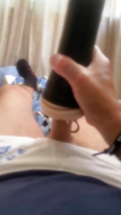 Jockdad87 koristi svoje seksualne igračke za ispaljivanje vrućeg tereta