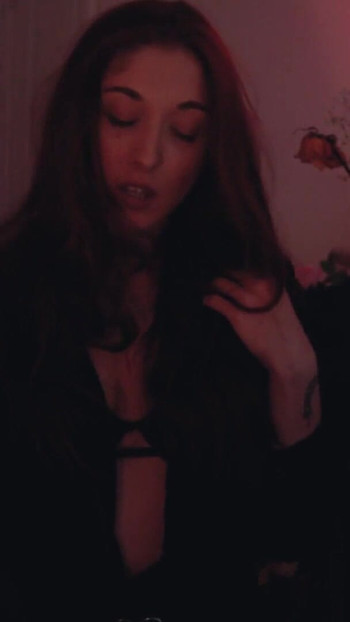 "Asmr rol yapma 31 talimatı - bir vampirle röportaj"dan ikonik an.