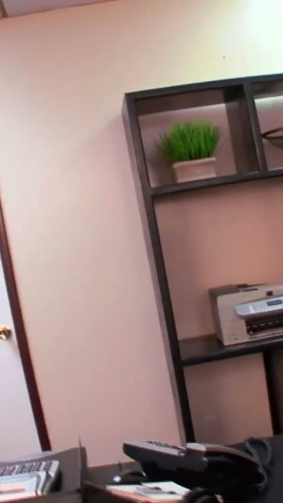 Secretara cu sâni mari se excită la o revistă cu nuduri | Clip 1
