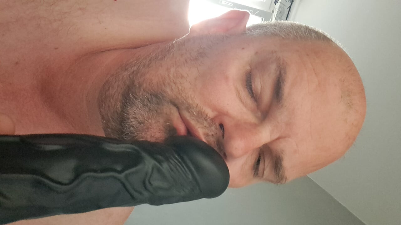 Fraîchement joué le cul plug et sur les seins