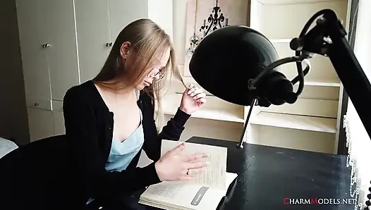 Sexy blonde sekretärin Luise mit einem prominenten dekolleté-video