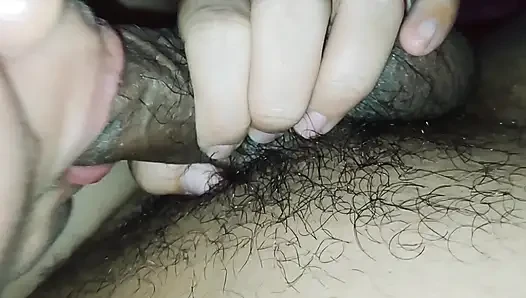 Ibu mertua yang cantik kulum kontol