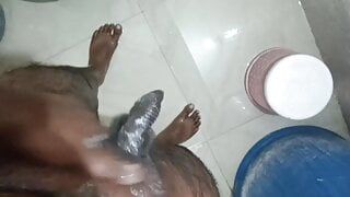 Masturbación con la mano en el ducha