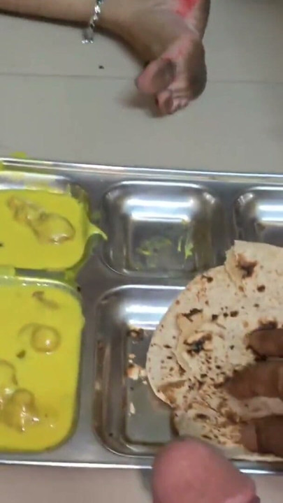 Bhabhi werd geneukt terwijl ze aan het eten was | Clip 1