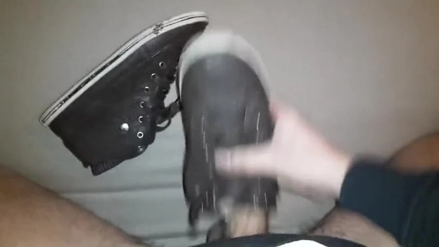 Sneaker der Freundin gefickt