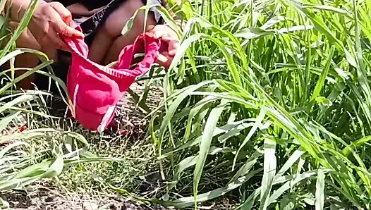 Kheton mein desi sauteli bahan Sadi utaar kar Naha Rahi Hai khula bathroom jungle mein bhabhi Naha rahi hai sasur ji ne deka outdoor Bahhroo