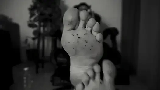 Эй, неудачник, смотри на мои грязные ступни, твоя итальянская богиня