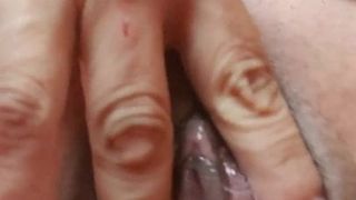 Mujer madura comiendo sus dedos