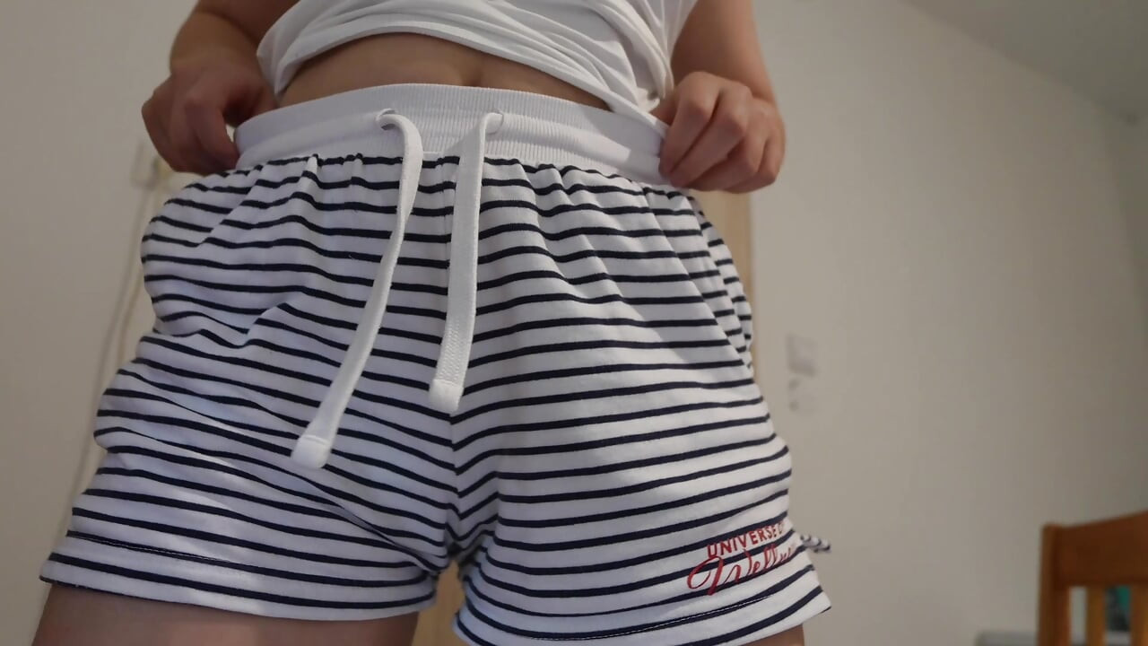 Büyük götlü latin orta yaşlı seksi kadın amıyla oynuyor.