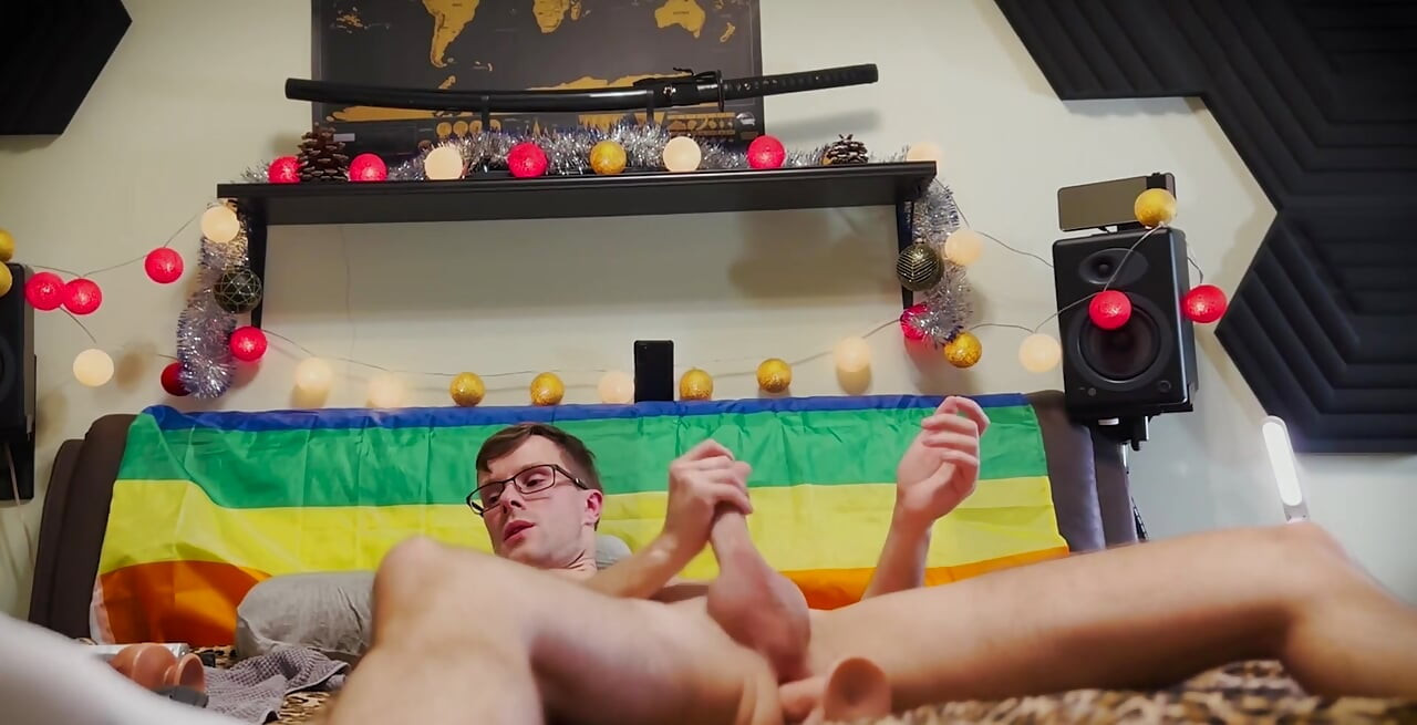 Video yang luar biasa. Mencuba kamera dan mencuba dildo besar. Ia sangat besar. Apabila saya akhirnya cergas ke dalam, saya hampir segera