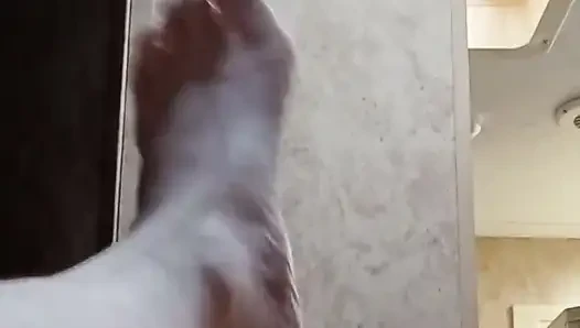 Ayak tutkunları duvarda çıplak ayakla oynuyorum