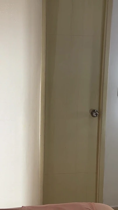 我看到我的拉丁继妹为她的男友拍摄性感照片