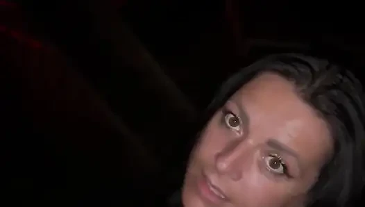 Соблазняет блестящее бикини у бассейна - прыгнутые сиськи и попка на краю