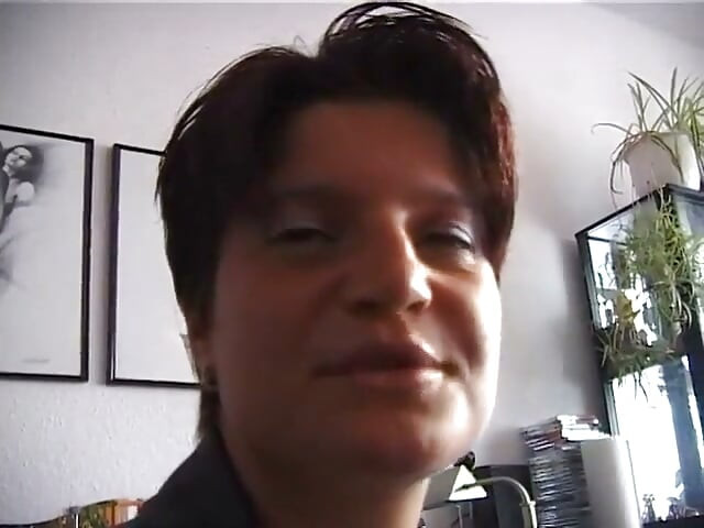 Brunetă cu păr scurt suge o pula mare la casting