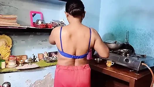 Seks keras ayah tiri dengan putri tiri India desi di kamar (Mohini)