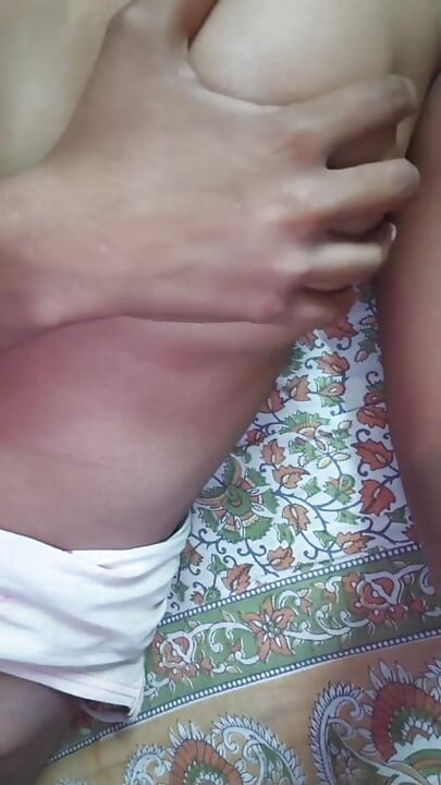 LaMenor מקבלת זיון עמוק בגרון עם גמירה בפה היקר שלה