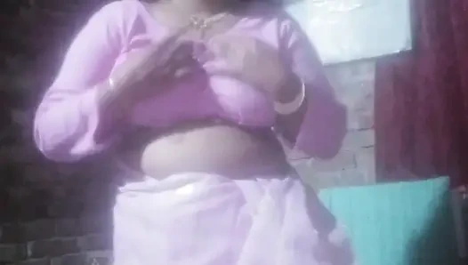 Gadis seksi Bengali India yang cantik mengenakan pakaian putih membuat video masturbasi sendiri.