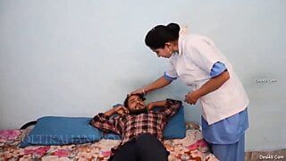 Desi -verpleegster neukte haar patiënt met vuile Hindi -audio