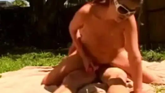 Любители жестко трахаются на солнце