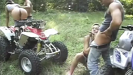 Beberapa gadis suka motocross dan seks ekstrem di negara ini