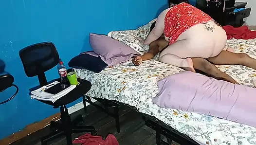 Pawg büyük yaraklı götüne amını iyi siktiriyor