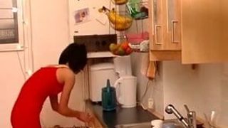 Une MILF excitée se fait baiser brutalement dans la cuisine!