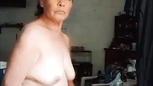 Çıplak çalıştığımda çifte para alıyorum