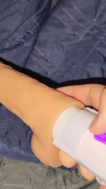 Saya dapati adik tiri saya tanpa pakaian di bawah cadar dan saya mengambil peluang