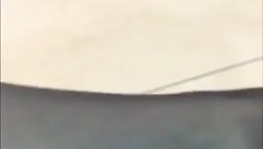 Erkek delisi mobilya dükkanında ayakkabıyla oynama ve sarkma