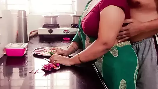 Индийскую грудастую мачеху дези Arya трахнул пасынок на кухне во время приготовления пищи.