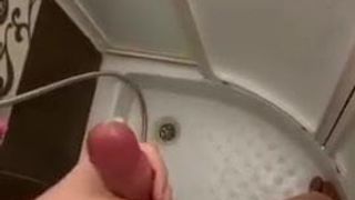Masturbandosi e venendo nella vasca da bagno