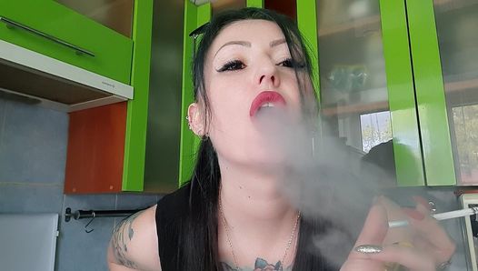 Hermosa dominatrix fuma en tu cara. Fetiche de fumar. fetiche de humo.