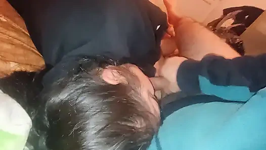 Eve geliyorum ve iyi sikiliyorum