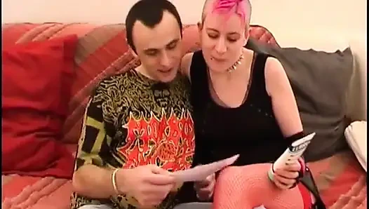 Mohindili vahşi sürtük dildoyla mastürbasyon yapıyor