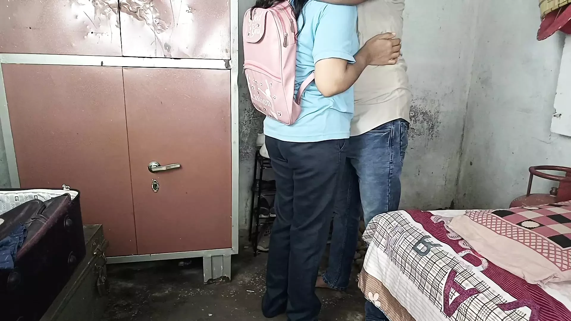 Universitária fode seu namorado secretamente em sua casa pela primeira vez, buceta apertada dói muito