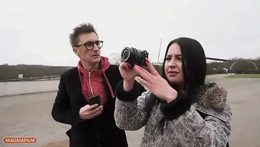 Maria mengambil gambar untuk sebuah proyek. Conny memiliki hal serupa dalam pikirannya...