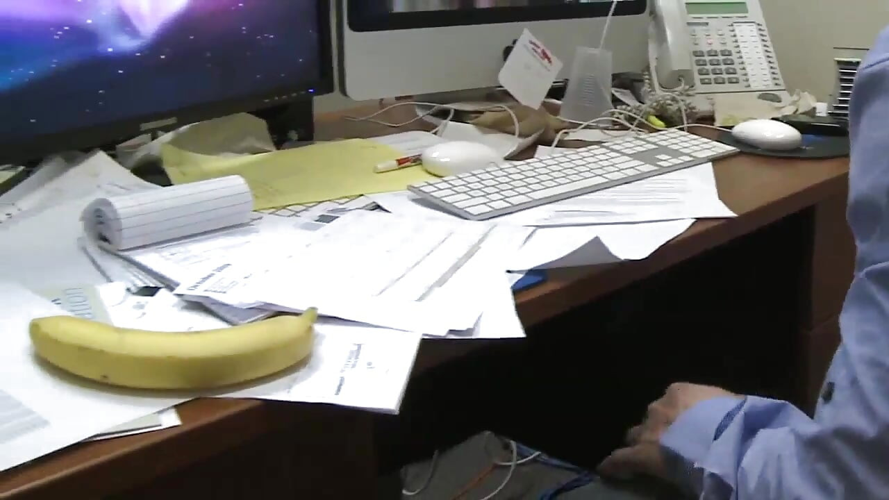 Stacey Saran是一个丰满的金发女郎, 他干Kd的鸡巴