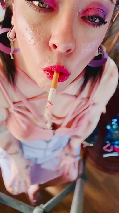 Una linda gótica, Tina Snua fumando un cigarrillo en primer plano con mucho colgado - omi ome a la deriva