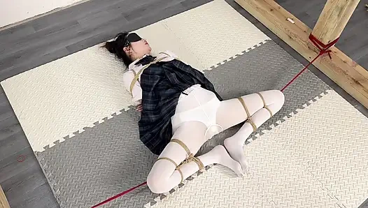 Японский белый шелк и кульминация с электрическим током