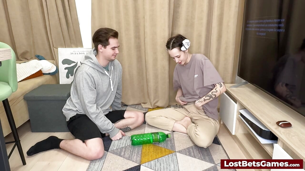 המשחק Strip Spin The Bottle ממשיך עד שהאדם עירום לגמרי