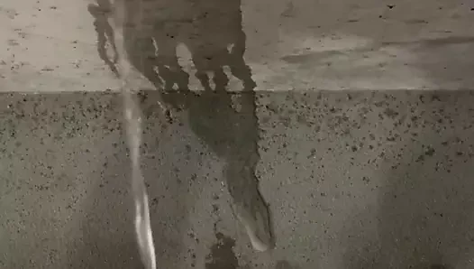 bodrum garajında ​​1 pissing