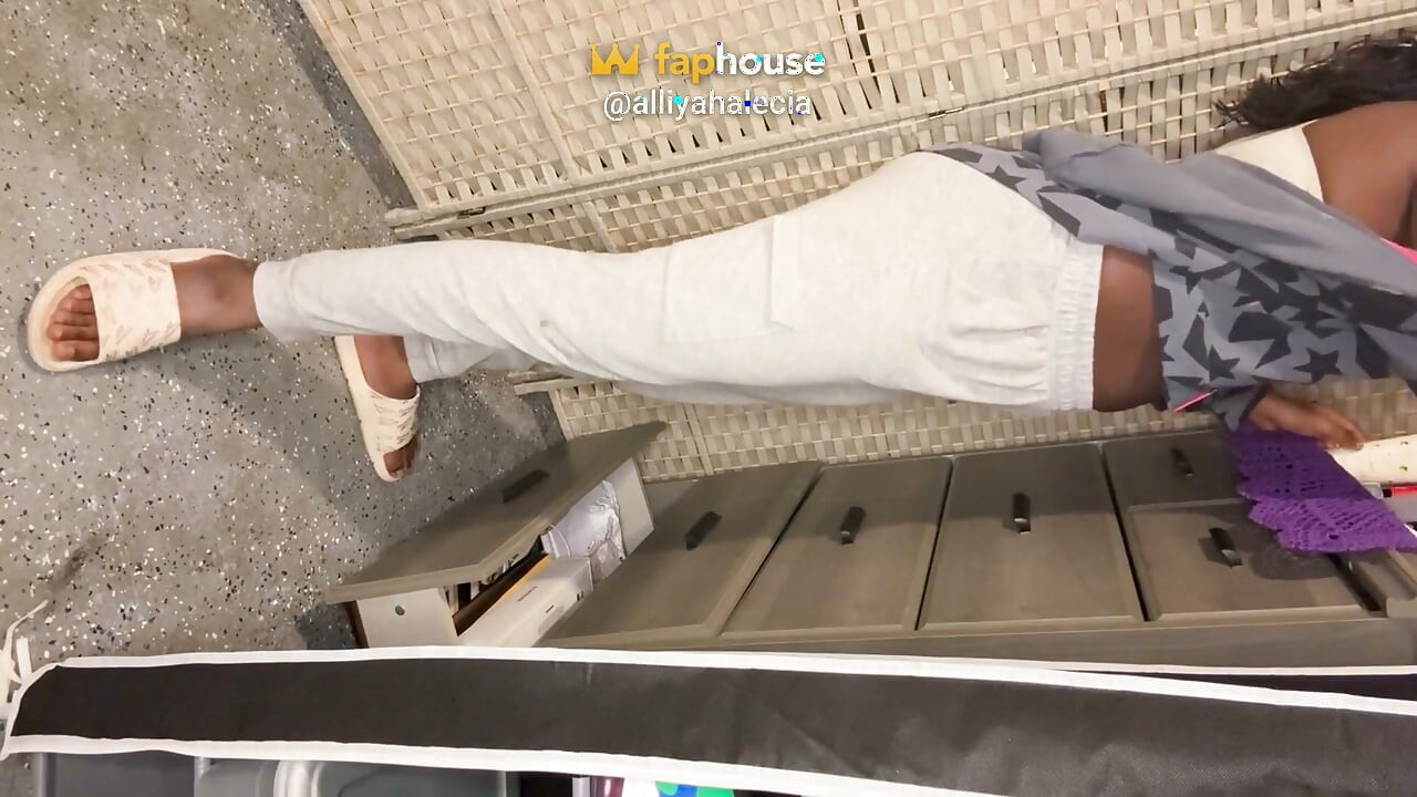 Alliyah Alecia在小奶子上摩擦