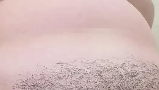 Ich masturbiere meine behaarte Muschi im Badezimmer