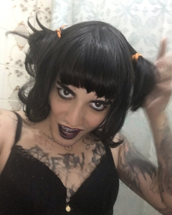 Model siber Goth dengan batang besar