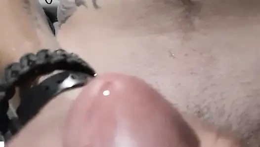 Dövmeli adam senin için mastürbasyon yapıyor.