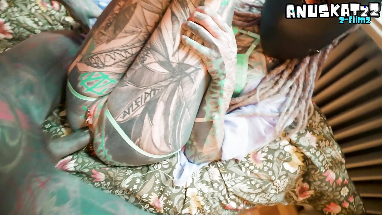Une bombasse tatouée masquée se fait fourrer une sodomie profonde + une grosse éjaculation sur sa chatte rasée