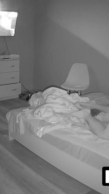 "LUUV'dan çarpıcı bir an. Gerçek bir çift gerçek hayatlarını izleyiciler için ev yapımı seks şovuna dönüştürmekte heyecan buluyor"