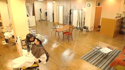 Salon Tempat Kontak Mata Tidak Pernah Berhenti