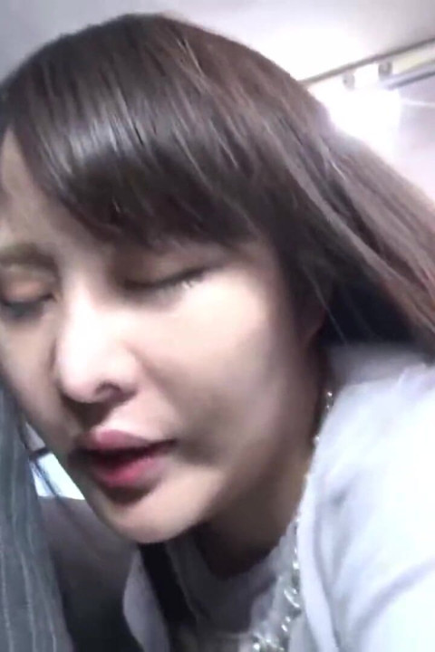 붐비는 버스 스릴. 쪼이는 치마를 입은 남편 마누라를 대담하게 누르고 위험한 더위 속에서 조용히 안내해 줍니다. - 3부