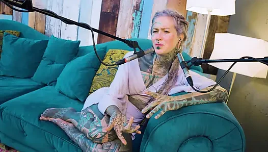 Aku lagi ngomongin tentang b - bordem - asmr podcast sfw lagi ngobrol sama model bertato rambut gimbal asal gotik